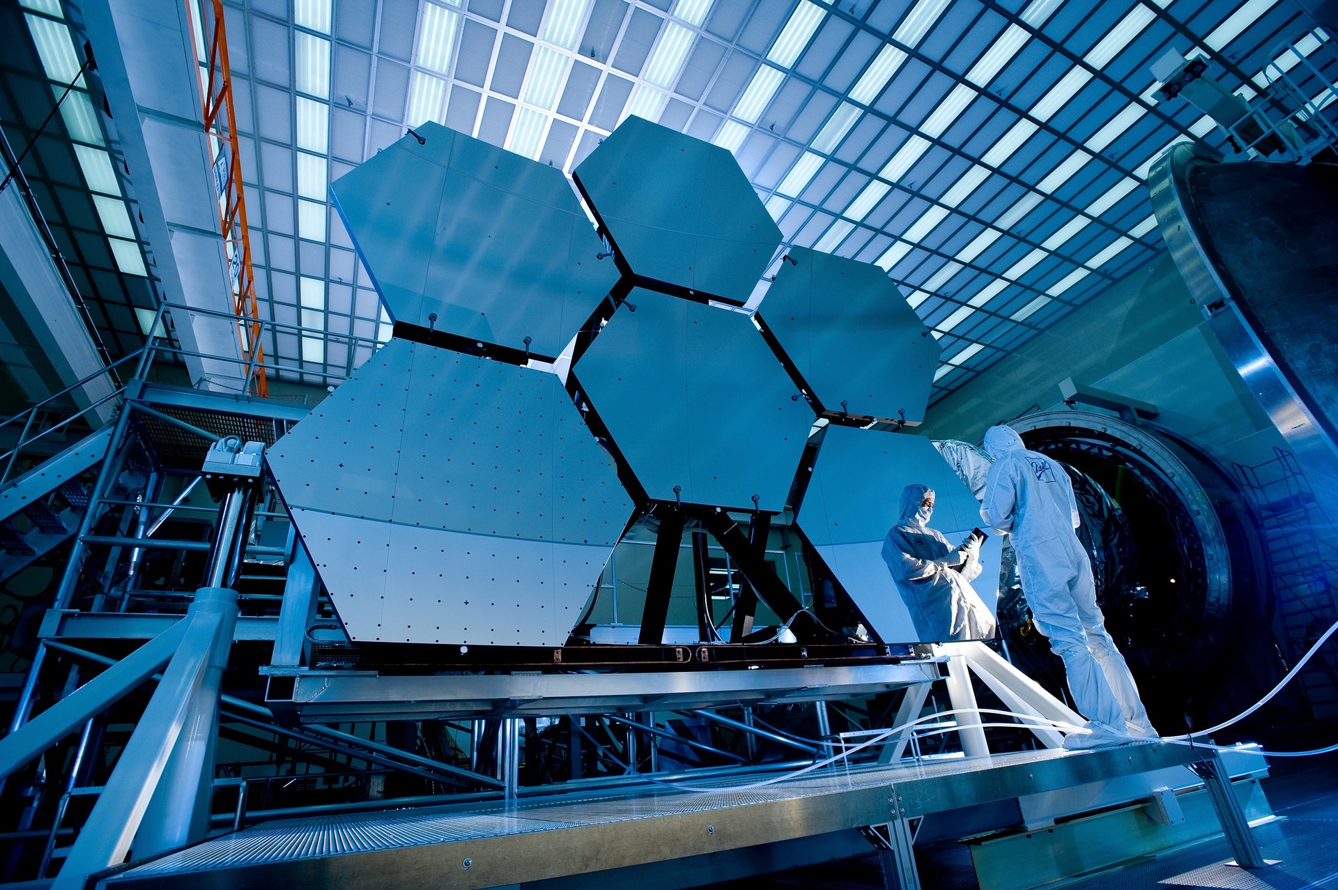 Cleanroom manufacturing image.